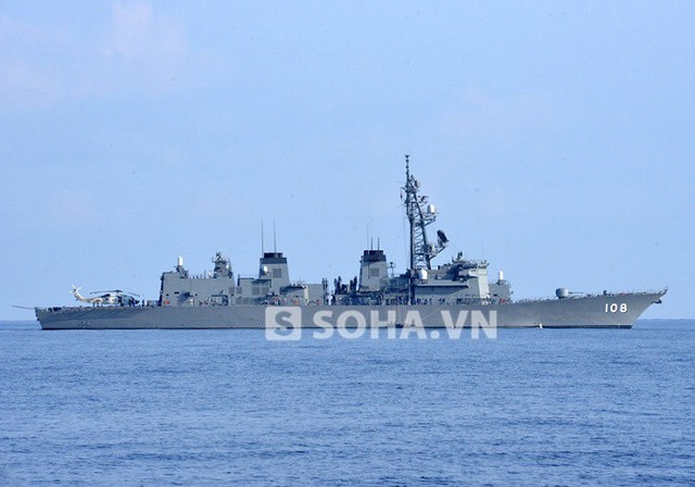 Tàu hải quân nhật bản hạ xuồng đưa nạn nhân vào cứu chữa ở tàu Việt Nam. Ảnh: Trọng Thiết