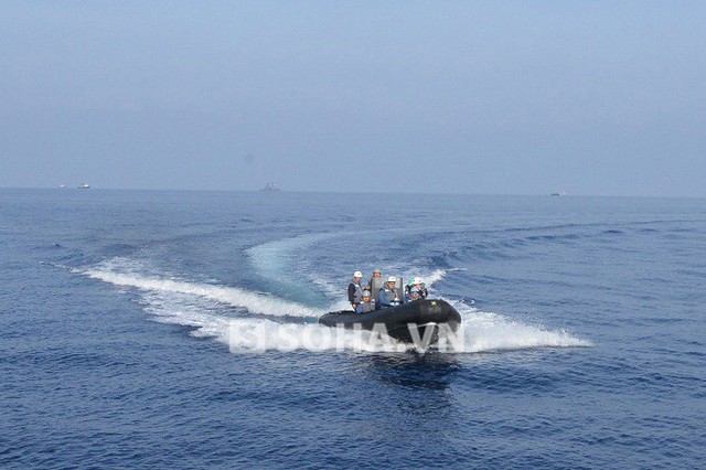 Xuồng của tàu Hải quân Nhật Bản chở nạn nhân đến tàu Việt Nam để cấp cứu