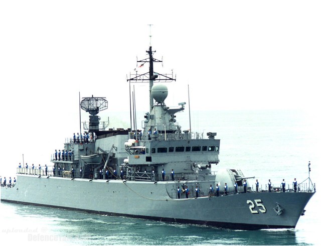 Về đội tàu hộ tống. Hiện nay Hải quân Malaysia có 2 tàu hộ tống lớp Kasturi. Tàu hộ tống lớp Kasturi có chiều dài 97,3m, rộng 3,5m, lượng giãn nước 1.900t, tốc độ tối đa 28 hải lý/giờ (Trong ảnh là tàu KD Kasturi).