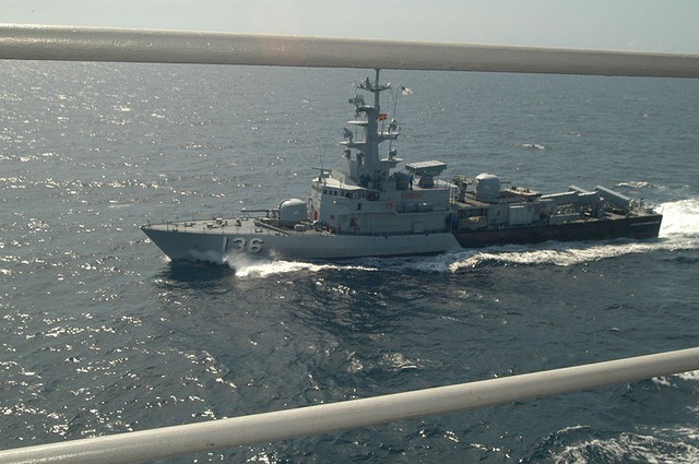 Tàu hộ tống lớp Laksamana, đây vốn là các tàu hộ tống lớp Assad được Hải quân Iraq đặt mua từ Italia nhưng sau đó không được chuyển giao do phía Iraq xâm lượng Kuwait, Hải quân Malaysia mua lại 4 tàu này vào năm 1995. Tàu lớp Laksamana có chiều dài 62,3m, rộng 9,3m, lượng giãn nước 675t, tốc độ tối đa 36 hải lý/giờ (Trong ảnh là tàu KD Laksamana Muhammad Amin).