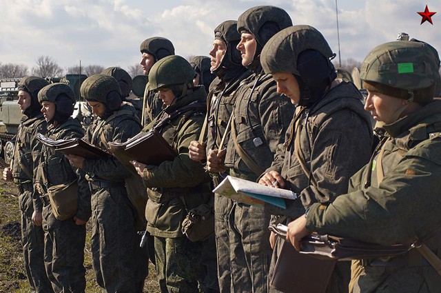 Lính Nga nhận lệnh trước giờ diễn tập.