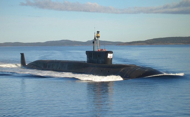
	Vũ khí uy lực nhất của tàu ngầm Alexander Nevsky là 16 tên lửa đạn đạo xuyên lục địa Bulava với tầm bắn lên đến 10.000km, mang được 10 đầu đạn hạt nhân. Chiếc tàu ngầm đầu tiên thuộc lớp này là Yury Dolgoruky đã được biên chế cho Hạm đội biển Bắc đầu năm 2013, trong khi đó, tàu ngầm lớp Borey thứ 3 mang tên Vladimir Monomakh đã tiến hành thử nghiệm trên biển và dự kiến tàu sẽ được đưa vào biên chế trong năm 2014.