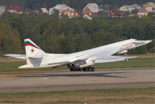 Máy bay ném bom chiến lược Tu-160 của Không quân Nga.