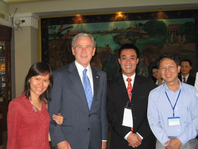 Ông Phạm Xuân Hoàng Ân (thứ hai từ phải sang) chụp ảnh cùng Tổng thống Mỹ G.W. Bush tại APEC 2006
