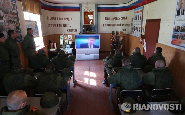 Binh lính Nga theo dõi cuộc trả lời trực tuyến của Putin