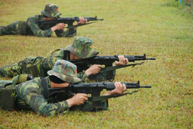 Quân phục của đội tuyển bắn súng quân dụng.