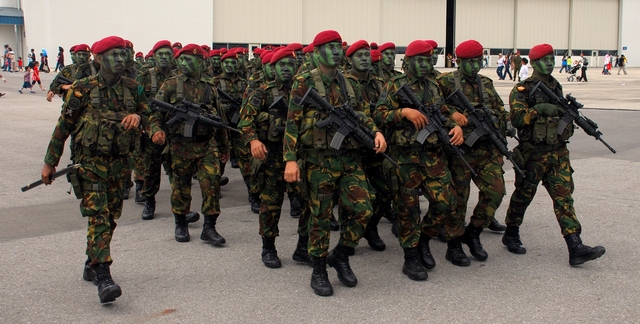 Quân phục ngụy trang họa tiết DPM cũ của lục quân Brunei.