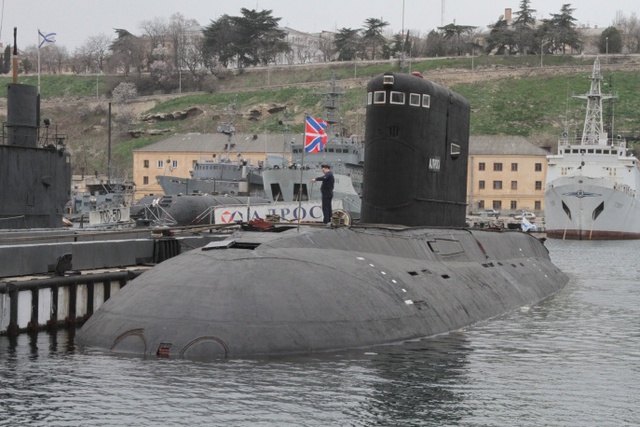 Tàu ngầm diesel Alrosa trong biên chế hạm đội biển Đen. Alrosa là chiếc tàu ngầm chạy dầu diesel duy nhất của hải quân Nga được đóng mới vào năm 1990 hiện đang còn phục vụ trong biên chế của Hạm đội Biển Đen. Căn cứ của tàu ngầm này đóng tại cảng Sevastopol trên bán đảo Crimea của Ukraine.