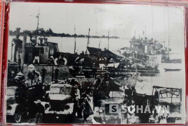 Cán bộ chiến sỹ cảng Giang (điểm xuất phát của tàu không số) tỉnh Quảng Bình đang vận chuyển vũ khí, hàng hóa lên tàu vận chuyển vào miền Nam (1972).
