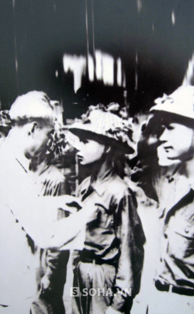Chủ tịch Hồ Chí Minh gắn huy hiệu chiến sỹ Điện Biên Phủ cho cán bộ, chiến sỹ xuất sắc trong chiến dịch Điện Biên Phủ.