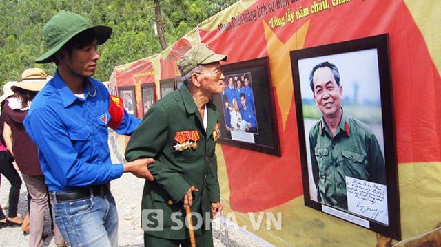 Ông Nguyễn Đình Hòa (89 tuổi; đến từ Đắc Lắc) tới viếng mộ Đại tướng xúc động khi nhìn di ảnh của Đại tướng tại buổi triển lãm.