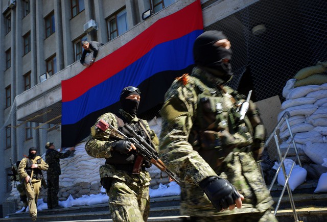 Những người đàn ông có vũ trang tại Slovyansk, Ukraine. Các quan chức Mỹ cho rằng lực lượng Nga hoặc thân Nga đã kiểm soát tòa nhà hành chính này