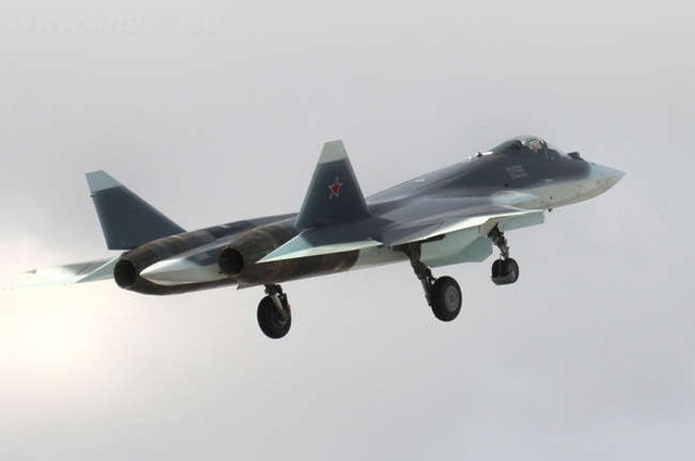 Nguyên mẫu thứ năm của T-50 bay thử nghiệm tháng 11/2013