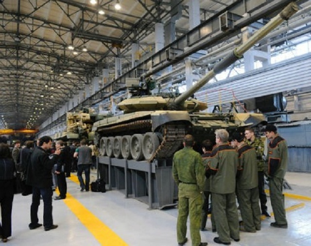  	Trang mạng Arms-expo.ru của Nga đưa tin Việt Nam đang xem xét khả năng mua xe tăng chiến đấu chủ lực T-90 do Nga sản xuất nhằm nâng cao sức mạnh của lực lượng tăng thiết giáp.