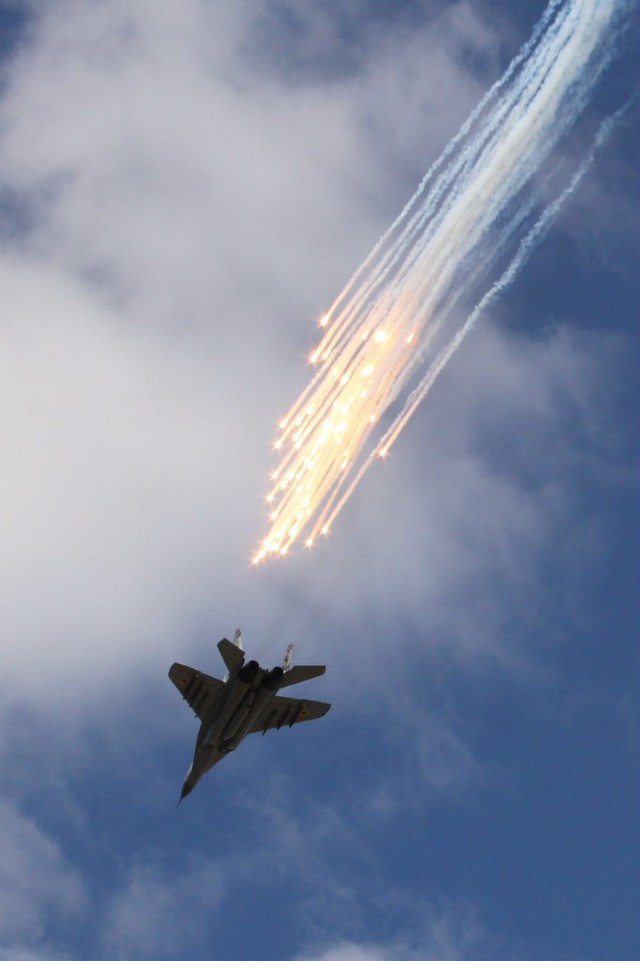Máy bay MiG-29 của không quân Ukraine phóng mồi bẫy nhiệt.