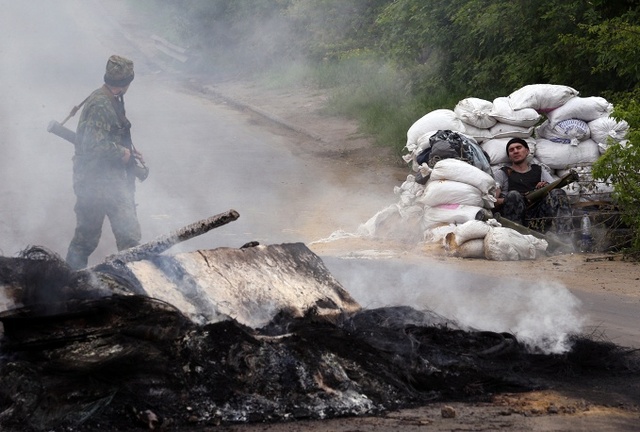 Lính dân quân tại một chốt kiểm soát sau đợt tấn công của quân đội Ukraine.