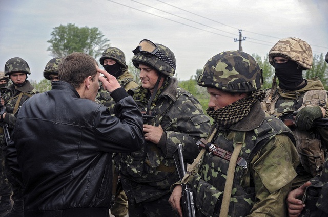 Người dân địa phương ngăn cản quân đội Ukraine tiến vào thành phố.