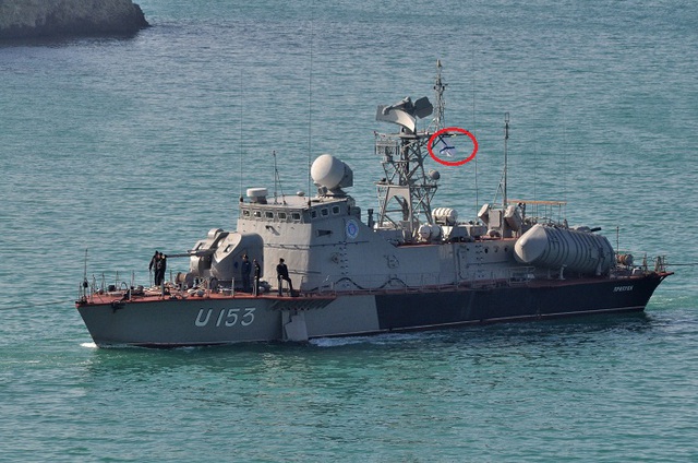 Con tàu cũng đã treo cờ hải quân Nga, trên tàu có một số thuỷ thủ mang quân phục hải quân Ukraine, như vậy có lẽ con tàu đã tự đổi phe