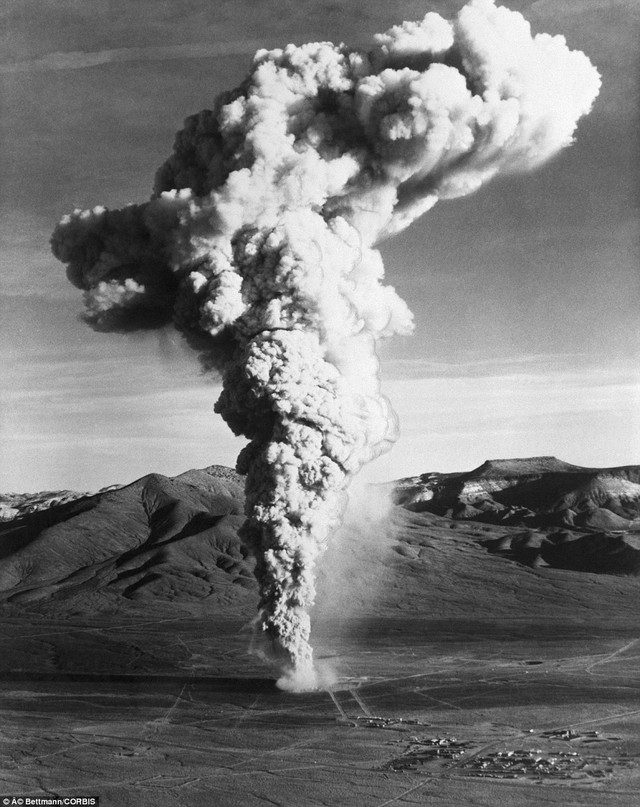Bụi phóng xạ sau một vụ thử vào tháng 12 năm 1970.