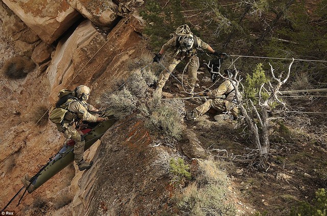 Nhóm cứu hộ của Không quân Mỹ trong một buổi tập luyện tại Grand Canyon.