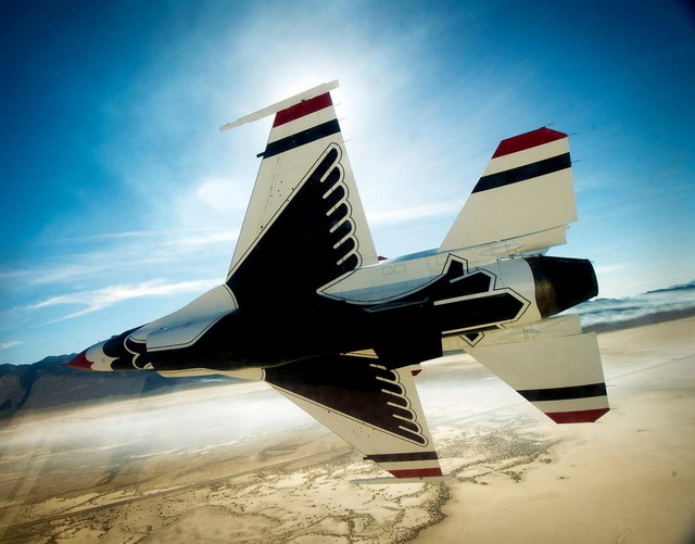 
	Phi đội bay trình diễn Thunderbirds lập đội hình kim cương trong một buổi luyện tập tại Nevada.