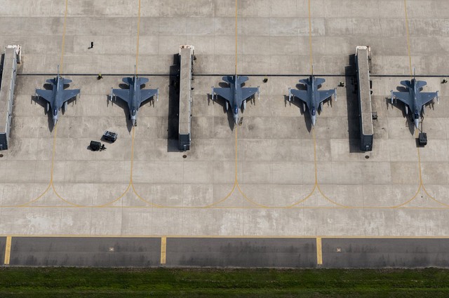 Những chiếc F-16 được bảo dưỡng để chuẩn bị cho các đợt huấn luyện tại căn cứ Kunsan, Hàn Quốc.