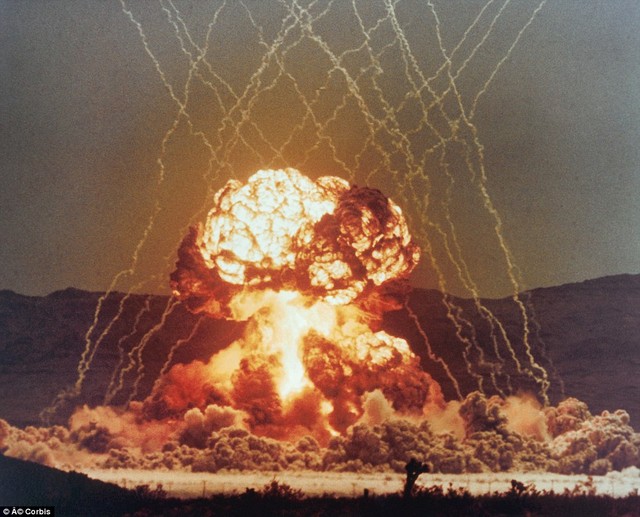 Đám mây lửa hình nấm xuất hiện sau một vụ thử hạt nhân vào tháng 4 năm 1955.