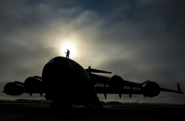 
	Một chiếc C-17 Globemaster III đang được kiểm tra định kỳ tại Căn cứ liên hợp ở Charleston, Nam Carolina.