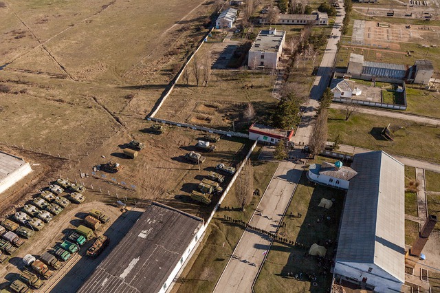 Các thiết bị quân sự ở một căn cứ của quân đội Ukraine tại Crimea đang bị lính vũ trang (được cho là lính Nga) và những người ủng hộ Nga bao vây.