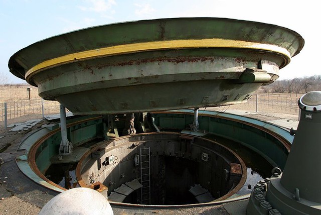 Cửa ra của một silo tên lửa đạn đạo liên lục địa RT-23UTTKh, tại Bảo tàng các lực lượng tên lửa chiến lược của Ukraine ở Pobuzke, vùng Kirovohrad