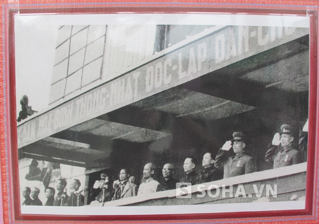 Chủ tịch Hồ Chí Minh và các đồng chí trong ban thường vụ Trung ương Đảng dự lễ mít tinh giải phóng thủ đô Hà Nội (10/10/1954).