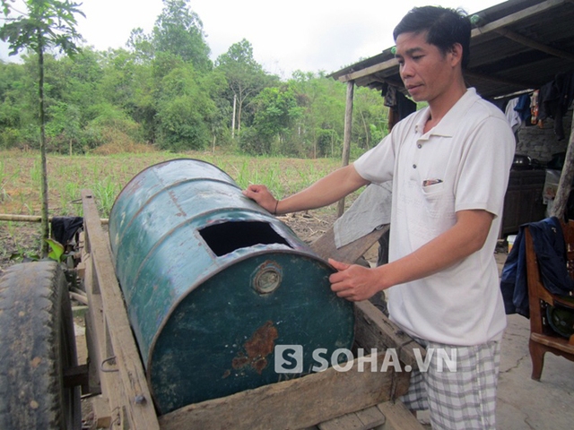 Hàng ngày anh Lương Văn Thiêm phải dùng xe kéo, và chiếc thùng phi ra suối chở nước bẩn từ con suối chảy qua xóm về để sinh hoạt.