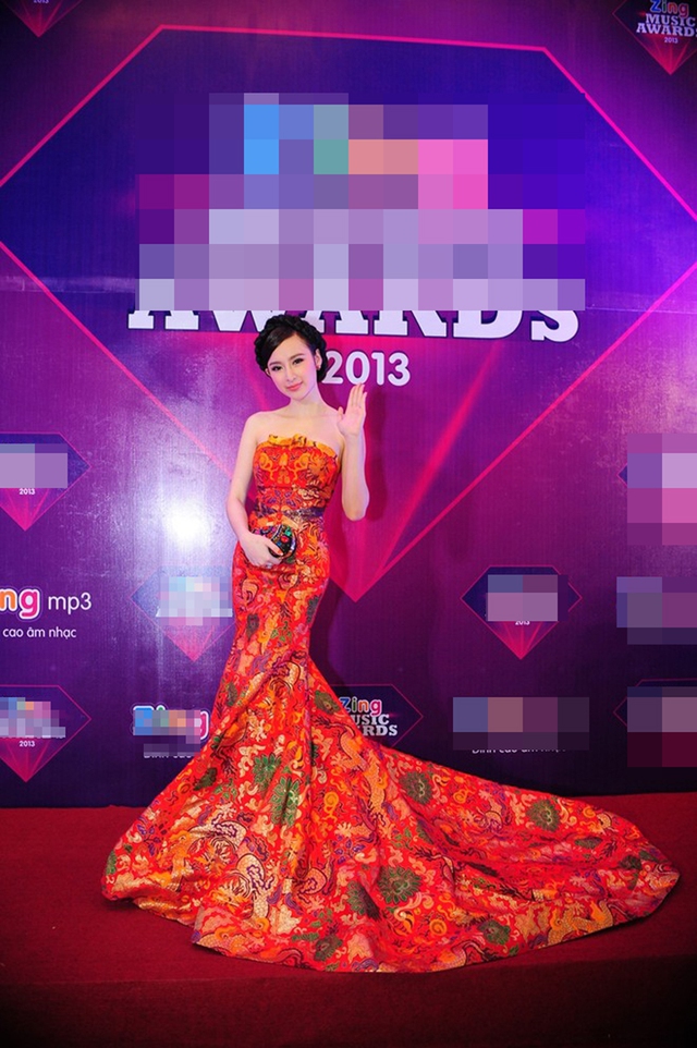  	Không chỉ giúp Angela Phương Trinh khoe được vòng eo thon, chiếc váy rực rỡ còn khiến cô gái trẻ trở thành tâm điểm trên thảm đỏ Zing Music Awards tối qua.