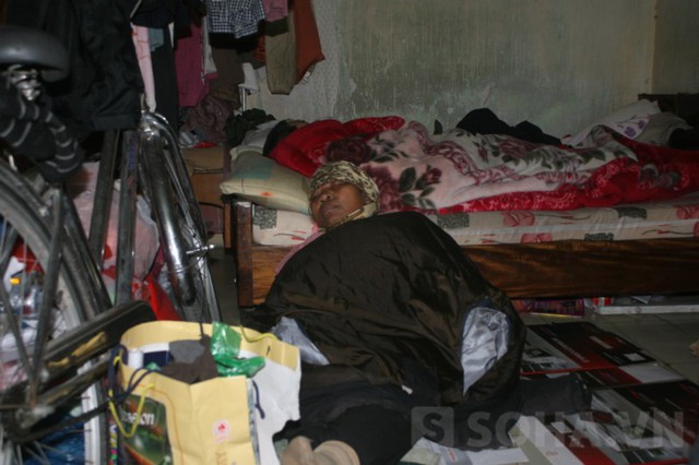 Bà Nguyễn Thị Gái với giấc ngủ vội trong căn phòng ngập những phế liệu của mình