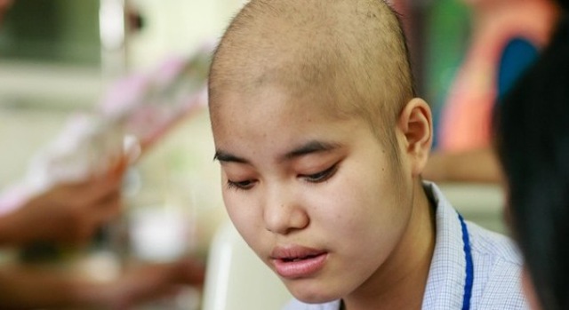 Em Nguyễn Thị Ngọc đang mọt mình chống chọi với căn bệnh ung thư máu.