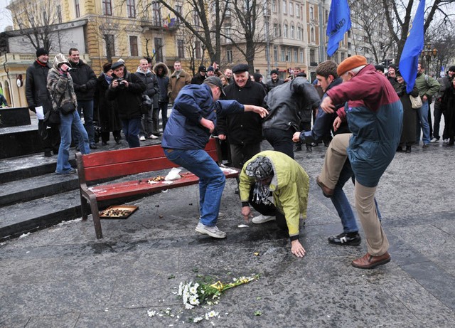 Người phụ nữ lớn tuổi bị đánh tập thể vì mang hoa tới chân tượng đài Lenin.