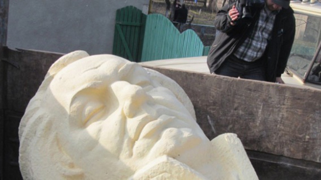 Tượng Mikhail Kutozov tại Ukraine bị kéo đổ.