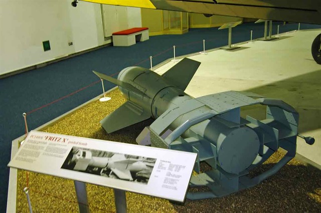 Bom có điều khiển Fritz X có chiều dài 3,32m, đường kính 0,85m, chiều rộng của bộ phận điều khiển phía sau 1,4m, trọng lượng 1.362kg, đầu đạn nặng 320kg, phạm vi hoạt động khoảng 5km.