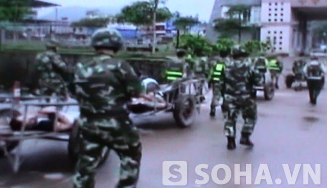 Lực lượng biên phòng Trung Quốc đưa thi thể những người tử vong do tự sát về nước