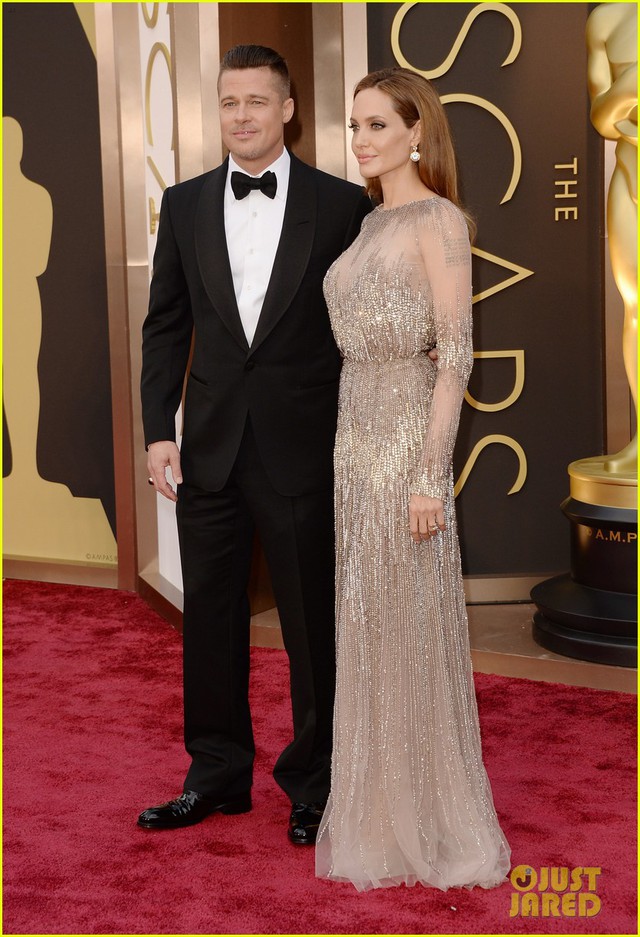 Không chọn trang phục ton sur ton với Prad Pitt như thường lệ, Angela Jolie chọn chiếc váy được thiết kế công phu, lộng lẫy.