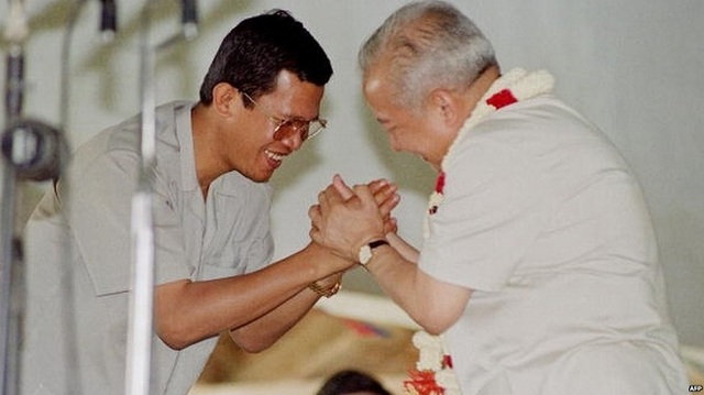  	Thủ tướng Hun Sen trong một cuộc gặp mặt với Quốc vương Norodom Sihanouk. Ảnh được chụp vào khoảng năm 1991 - 1993.