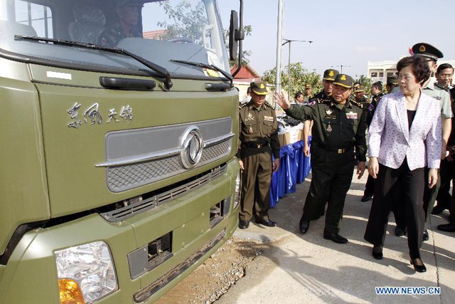 Lễ bàn giao 26 xe tải quân sự và 30000 bộ quân phục Trung Quốc viện trợ cho Campuchia được tổ chức tại ngoại ô thủ đô Phnompenh
