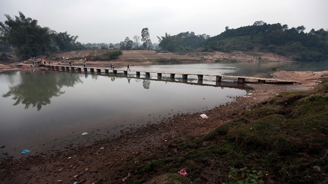 Từ hàng chục năm nay, người dân ở xã Lục Thôn, Nhượng Bạn (Lộc Bình, Lạng Sơn) đã tự bỏ tiền làm cây cầu tre Pò Lèng để đi lại