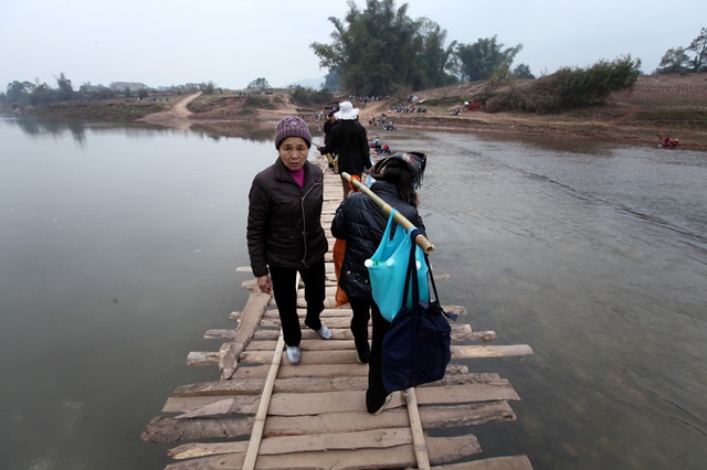 Đây là cây cầu nối các thôn Pò Lèng, Pá Ôi, Bản Gia, Bản Khét, Nà Lấn... với trung tâm huyện Lộc Bình và cũng là với chợ phiên Lộc Bình nên lượng người qua lại rất đông.
