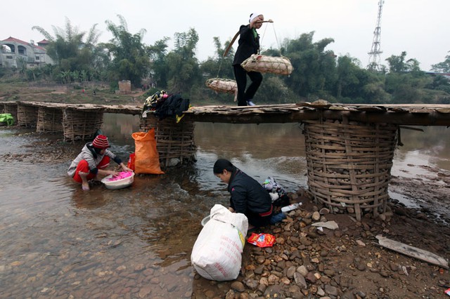 Điểm đặc biệt là cứ đến mùa lũ do nhiều lần người dân không kịp tháo cầu đã bị dòng lũ cuốn trôi.