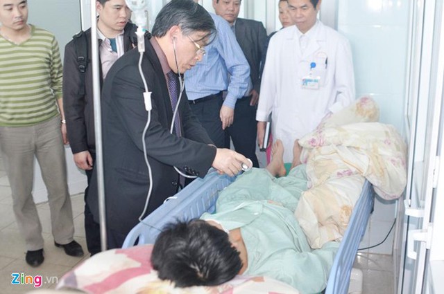 Các bác sĩ từ Bệnh viện Việt Đức và Bệnh viện Bạch Mai đã có mặt để thăm khám, điều trị cho các nạn nhân. Ảnh Zing