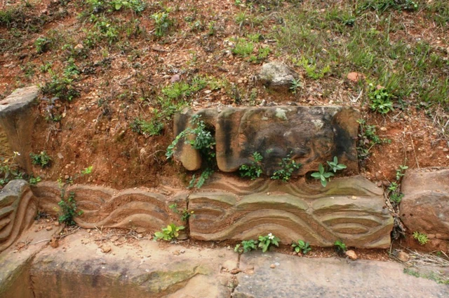Bệ cột được chạm hoa văn sóng nước đặc trưng thời Lý