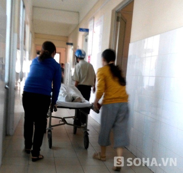 Nạn nhân đang cấp cứu tại Bệnh viện tỉnh Khánh Hòa.