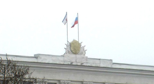Cờ Nga tung bay trên nóc tòa nhà chính phủ Crimea, Ukraine