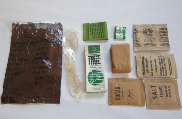 Cà phê cấp phát cho lính Mỹ trong chiến tranh Việt Nam (góc trên bìa phải)